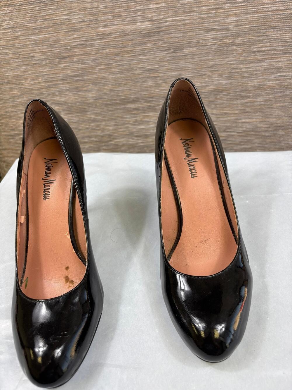Neiman Marcus Shoes Womens Size 8M Black Patent Round Toe Pumps W26796 DEL